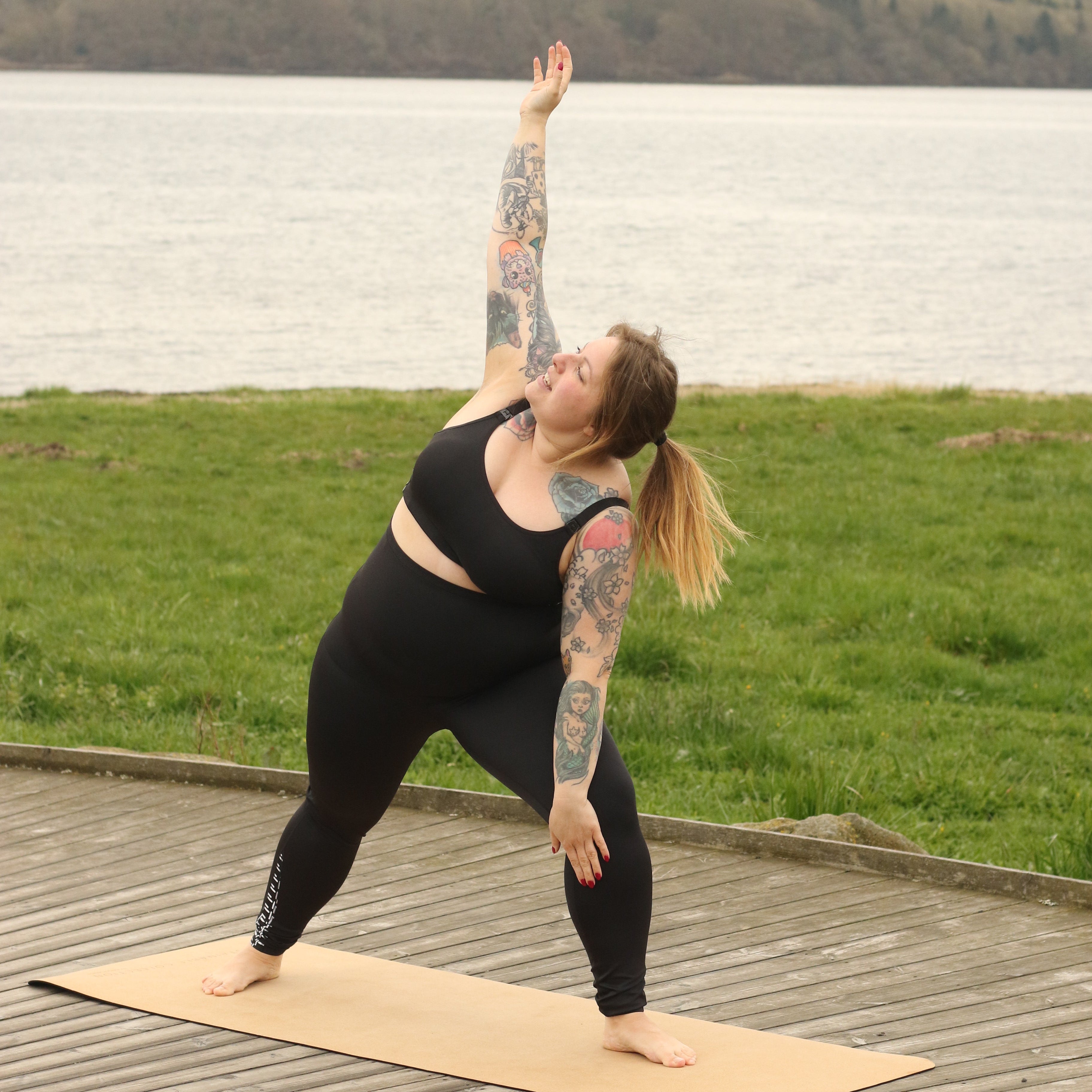 kvinde dyrker yoga